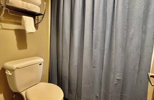 Cedar Falls Apartment | Downtown CF Studio - Free Gated Parking! 516