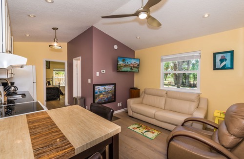 Lincolnville House | Downtown Moore St Cottage