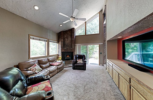 Fox Farm House | Dual-Suite Golf Getaway | Hot Tub, Pool Table, Putting Green & Golf Net