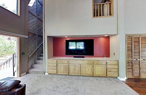 Fox Farm House | Dual-Suite Golf Getaway | Hot Tub, Pool Table, Putting Green & Golf Net