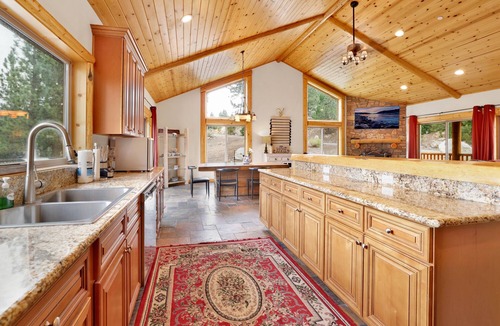 Castle Glen Estates Cabin | Eagle Ridge Views Log Cabin w/Hot Tub + Games