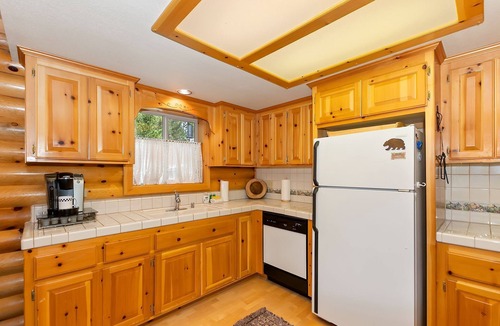 Fox Farm Cabin | Eagle Tree Cabin by Destination Big Bear: Fox Farm Neighborhood! Spacious! Minutes from the Village and Ski Resorts!