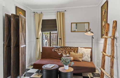Southside House | Eclectic & Fun Lumberyard Urban Cabin #1 in downtown, next to NAU