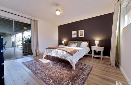 Porterville House | Elegant Cozy 3 Bedroom with Large Backyard & Den