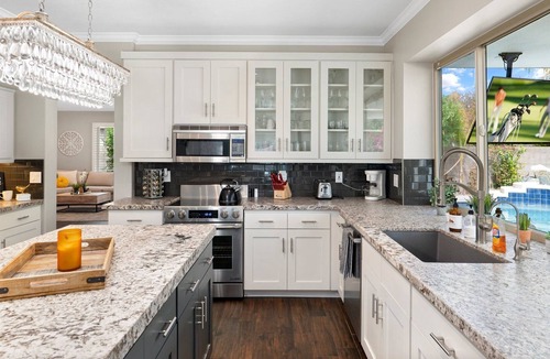 Trails North House | ELEGANT,COZY,SLEEPS 12,HEATED POOL & SPA, PRIVATE, RELAXING,GAMES
