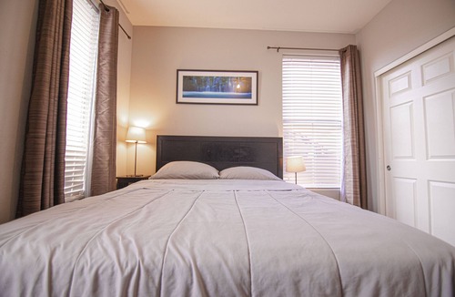 Rhodes Ranch House | Elegant & Modern 3 bedroom Home (2 King beds)