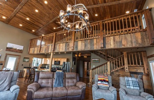 Cobalt Cabin | Elegant Rustic Cabin, Ski, Salmon River Dark Sky Sleeps 11 Huckleberry picking
