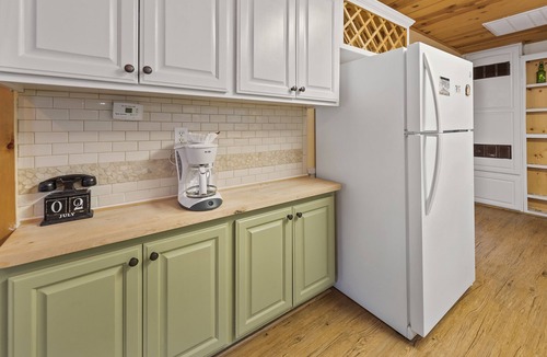 Sugarloaf Ski Chalet | Encanto - Classic mountain cabin tastefully renovated! Game Consoles, Fenced yard!