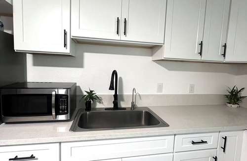 Los Serranos House | Enchanting 2-bedroom house with AC in Montclair