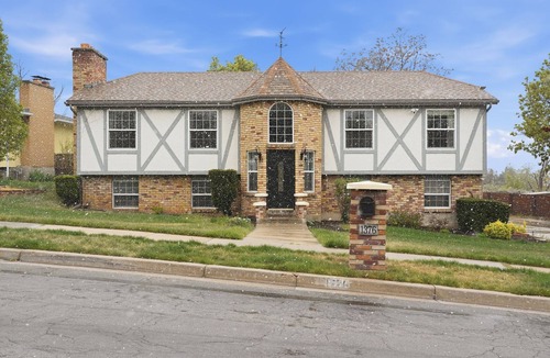 Sandy House | Enchanting English Tudor Retreat Elegant, Spacious & Cozy.