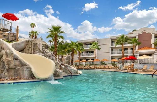 Canyon Corridor Hotel | Enjoy 2 Rooms in Palm Springs Perfect for Sightseeing and Relaxation
