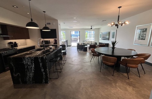 Entertainment District House | ENTERTAINMENT DISTRICT PENTHOUSE; FREE Early/Late Check in/out 4417OldTown.com Be the envy of Old Town!