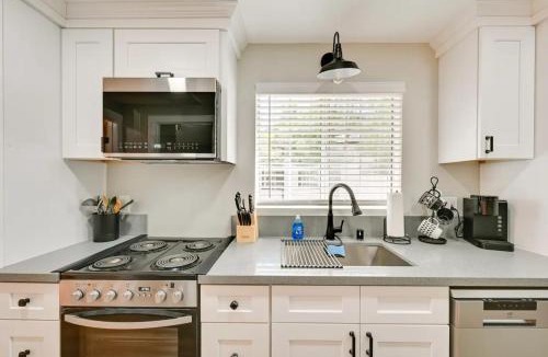 Alpine House | Entire 2 bedroom Pet Friendly Guest Cottage