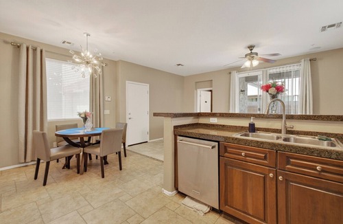 Avondale House | Entire Home Avondale 4 Bedroom 3 Bathroom
