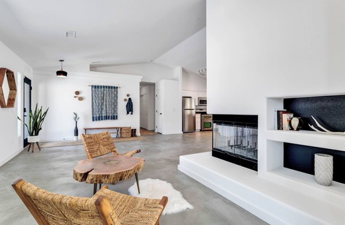 Pioneertown House | Epic Desert VIEWS, Walk to Pappy’s + Hot Tub, Fire Pit, Private, Dogs Welcome!