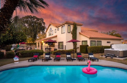 Paradise Park Vista House | Epic Family Getaway | Sport Court | Heated Pool