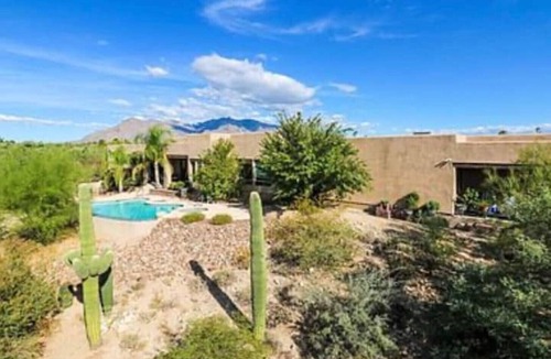 Casas Adobes House | Estate, PVT, 8 BDR/7 BATHS, 12’ Ceilings, PVT Weddings, Salt water pool/Jacuzzi