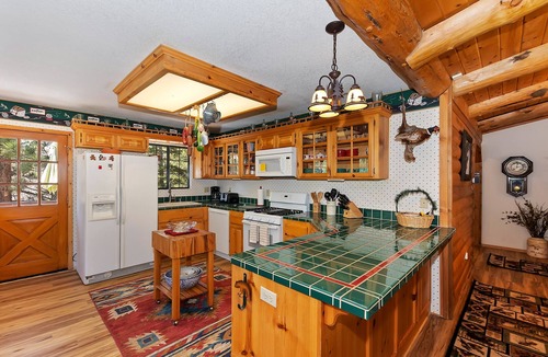 Upper Moonridge Cabin | Evergreen Escape by Destination Big Bear : Ski Slope Views! Log Cabin! Cable & WiFi! Propane BBQ! Wood Decks!