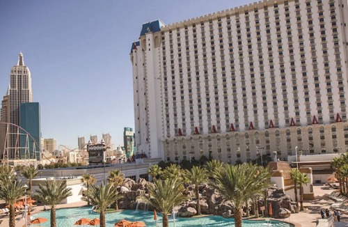 Las Vegas Strip Hotel | Excalibur Hotel & Casino - 2 Queen Beds