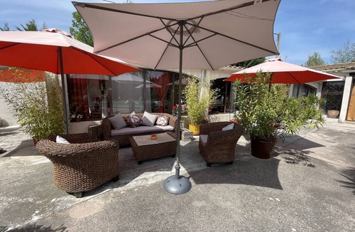 Orgon House | Excellent gîte with a private pool and hot tub