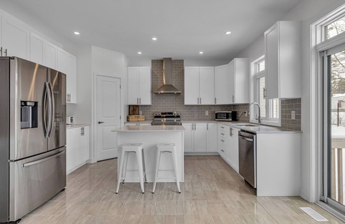 Leitrim House | Executive 4BDRM Home | Close to Airport/Downtown