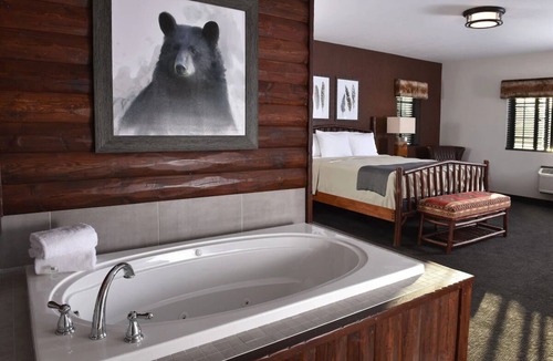 Independence Hotel | Expanded King with Whirlpool, Stoney Creek KC, Onsite Pool | 2 Units