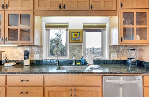 Cornville House | Experience luxury at the Cornville Desert Retreat with stunning red rock views.