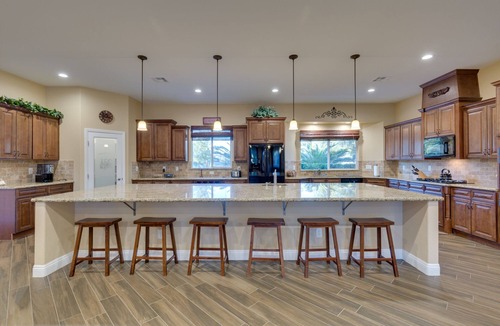 Royal Crest Rancheros House | Family Friendly 4000 Sq Ft 5 Bed 5.5 Bath, With Pool And Spa, 3 Miles To Strip