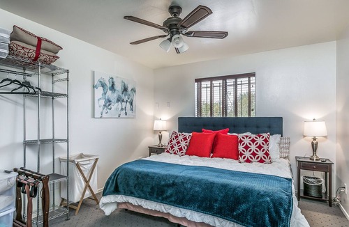 Paradise Valley Village House | Family Friendly Guesthouse/Entertainment Patio/Sportscourt and Hiking