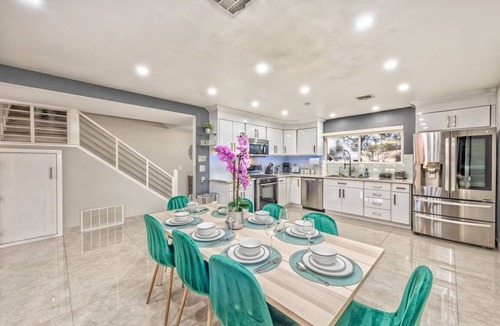Rancho Oakey House | family-friendly home games & pool