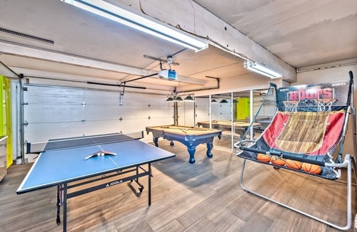Rancho Oakey House | family-friendly home games & pool