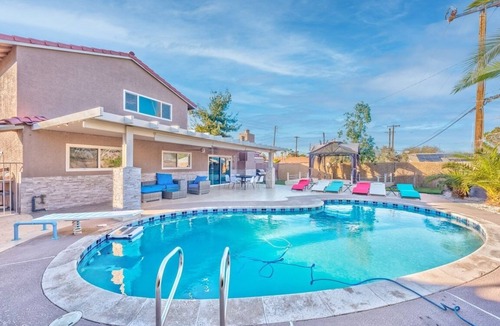 Rancho Oakey House | family-friendly home games & pool