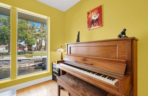 Las Vegas House | Family & Group Retreat with Pool, Spa & Basketball