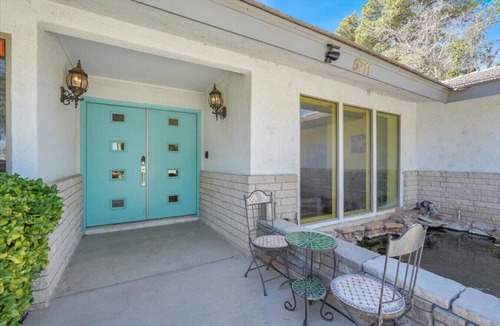 Las Vegas House | Family & Group Retreat with Pool, Spa & Basketball