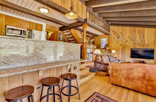 Moonridge Cabin | Family Retreat: Walk to Zoo & Golf Course | 3BR w/BBQ & Wood Fire
