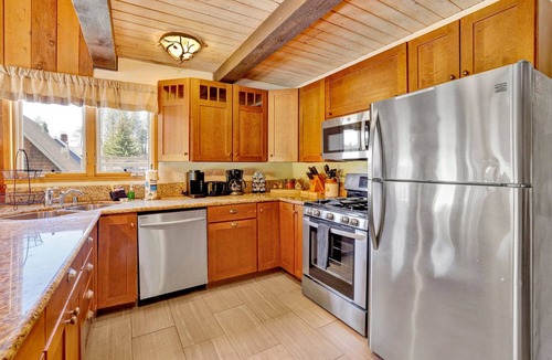 Moonridge Cabin | Family Retreat: Walk to Zoo & Golf Course | 3BR w/BBQ & Wood Fire