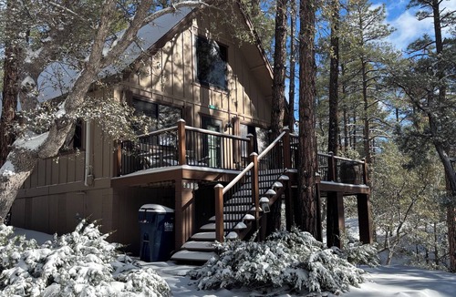 Strawberry Cabin | Family-sized, quaint cabin on the edge of the US Forest