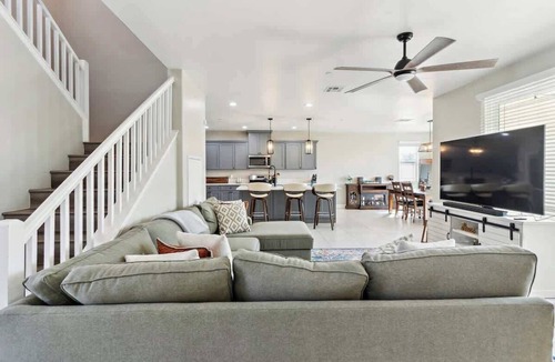 Fontana House | Fantastic 5-bedroom house with AC in charming Fontana