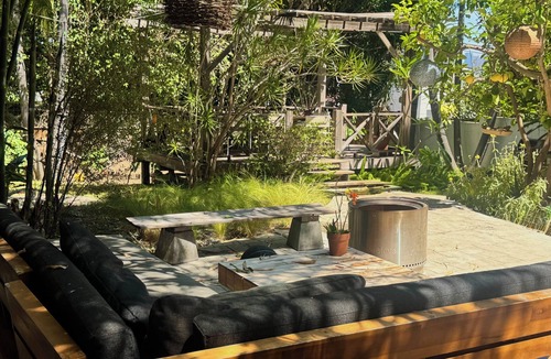 Wilshire Apartment | Fantastic studio with AC in vibrant Los Angeles neighborhood.