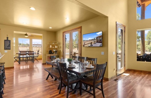 Show Low House | Fern Way Lodge-luxury-private pickleball/basketball court, hot tub, EV charger