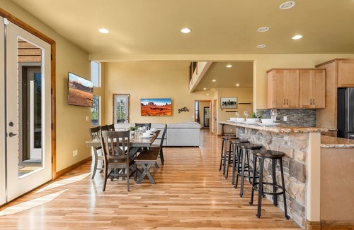 Show Low House | Fern Way Lodge-luxury-private pickleball/basketball court, hot tub, EV charger