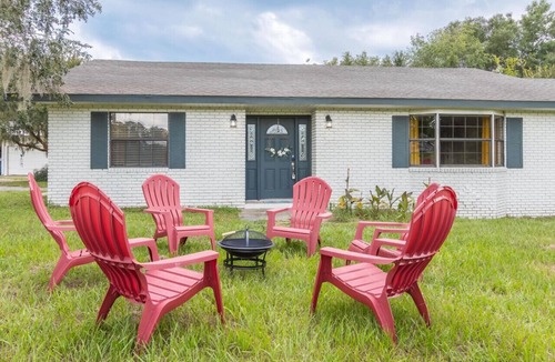 DeLand House | Firepit + Pool Table + Grill + 8mi to Blue Springs