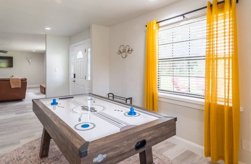 DeLand House | Firepit + Pool Table + Grill + 8mi to Blue Springs