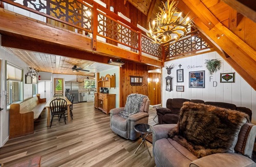 Fern Valley Cabin | Fox Den Lodge: Your Cozy Mountain Haven w/game room & Spa