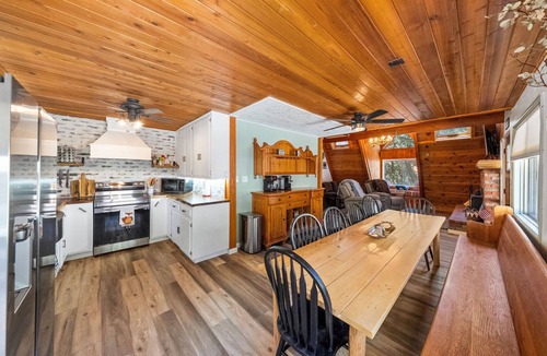 Fern Valley Cabin | Fox Den Lodge: Your Cozy Mountain Haven w/game room & Spa