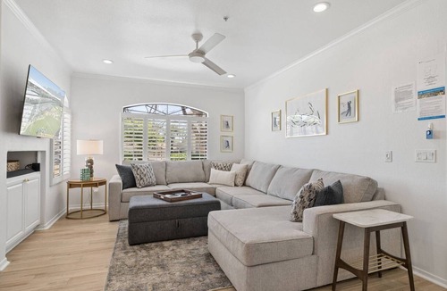 North Scottsdale Condo | FREE GOLF! Resort Style 1st floor condo in Great Location! Heated Pool/Spa/Gym, Near Shops/Dining!