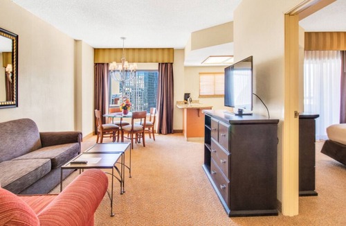 Las Vegas House | Friends Getaway! 2 Great Spaces, Near Bellagio Gallery of Fine Arts, Pool
