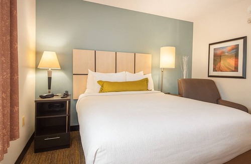 Anaheim Resort Hotel | Full Kitchen Suite & Short Drive to Disneyland resort | Pets are Welcome!