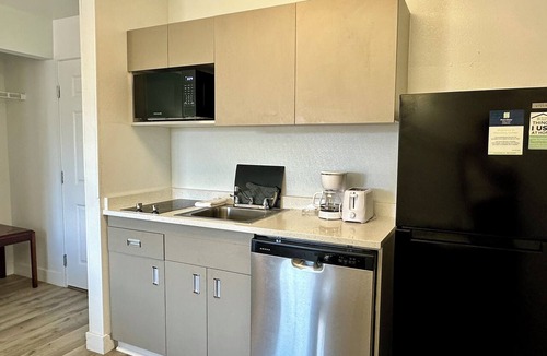 Las Vegas Hotel | Fully Furnished Hotel Suites in Las Vegas with Fitness Room and Outdoor Pool