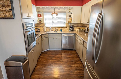 Rancho Oakey House | *FUN* POOL* GRILL*GREAT LOCATION*PRIVATE*FAMILY